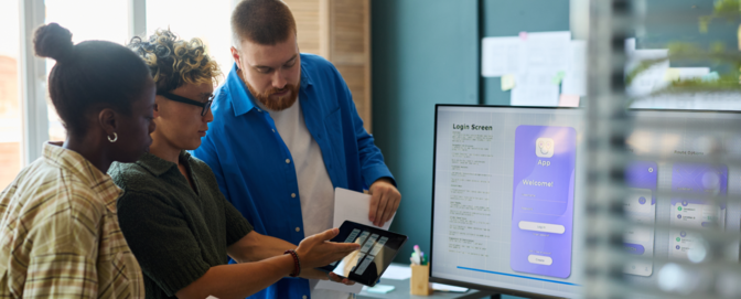 BLOG-Colleauges-collaborating-mobileapp-interface-design-examining-digital-prototypes BLOG-Colleauges-collaborating-mobileapp-interface-design-examining-digital-prototypes